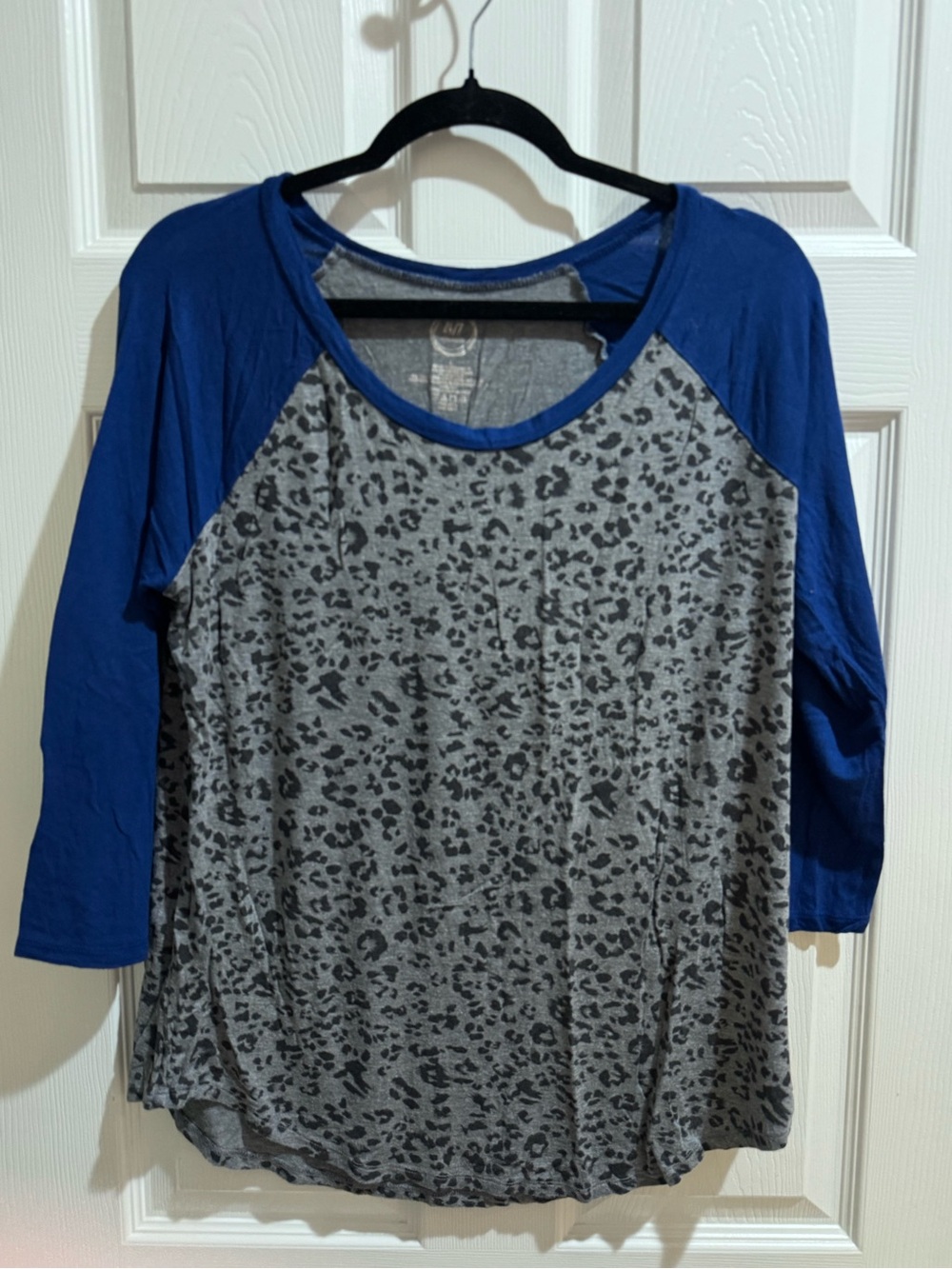 Maurices 3/4 Blue Sleeve Gray Leopard-Print Raglan Top sz L